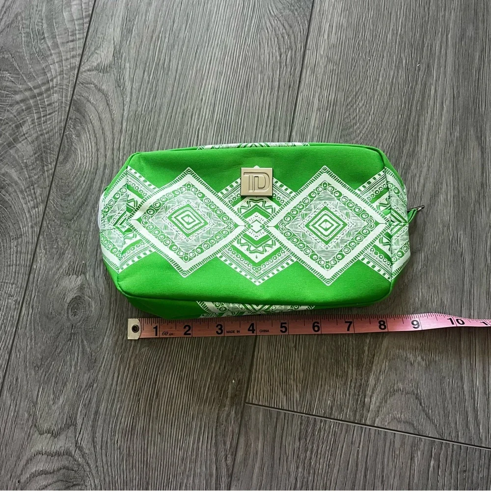 green pencil or makeup case 💚